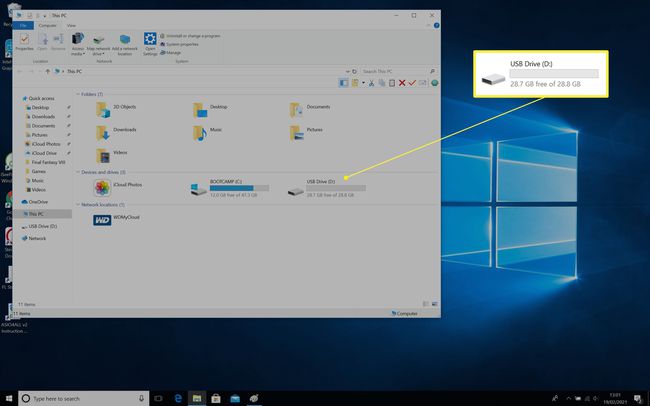 Windows 10 This PC with USB Drive highlighted